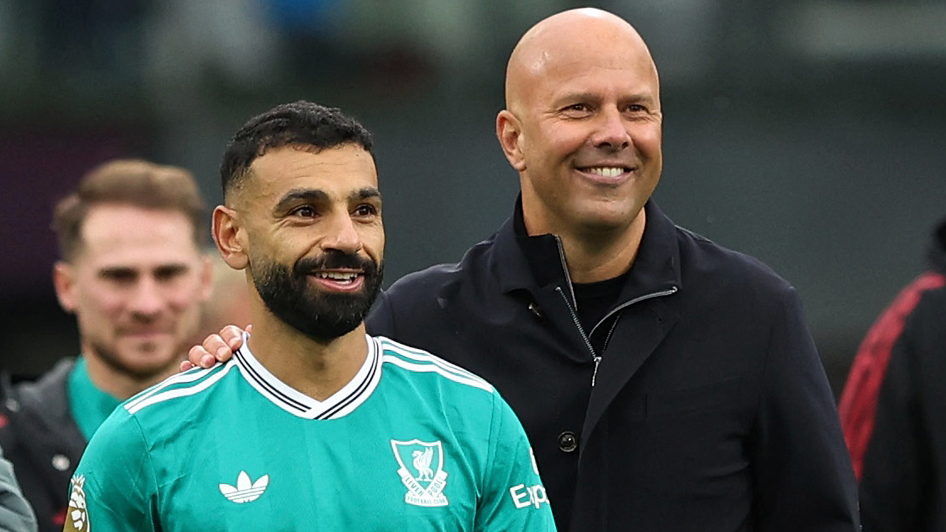 Mohamed Salah y Arne Slot al final del un partido del Liverpool FC.